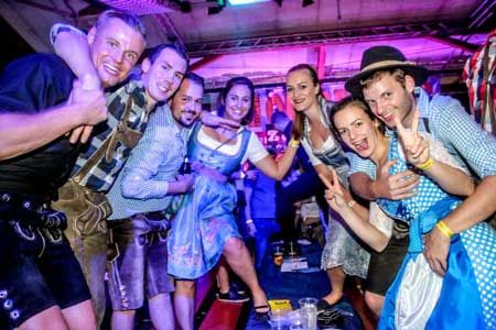 Fesche Madln und Buam am Emser Oktoberfest