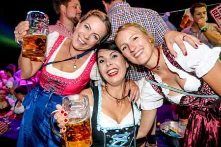 Fesche Mädels und a Mass am Emser Oktoberfest